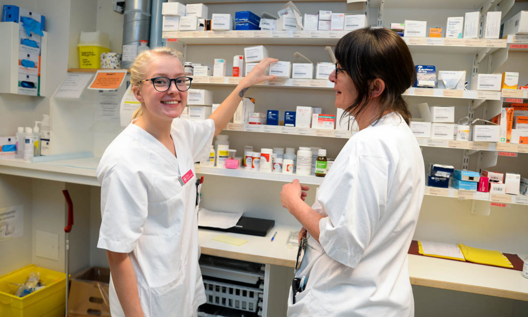 En person som viser en person noe på papiret