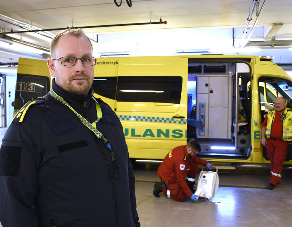 En mann i svart jakke