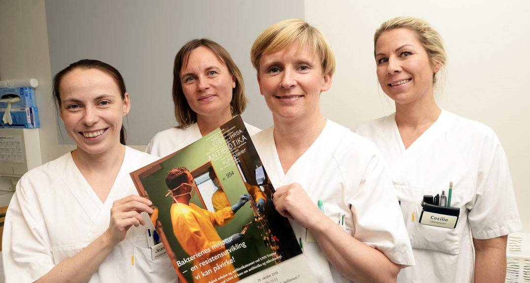 En gruppe mennesker som holder et bilde