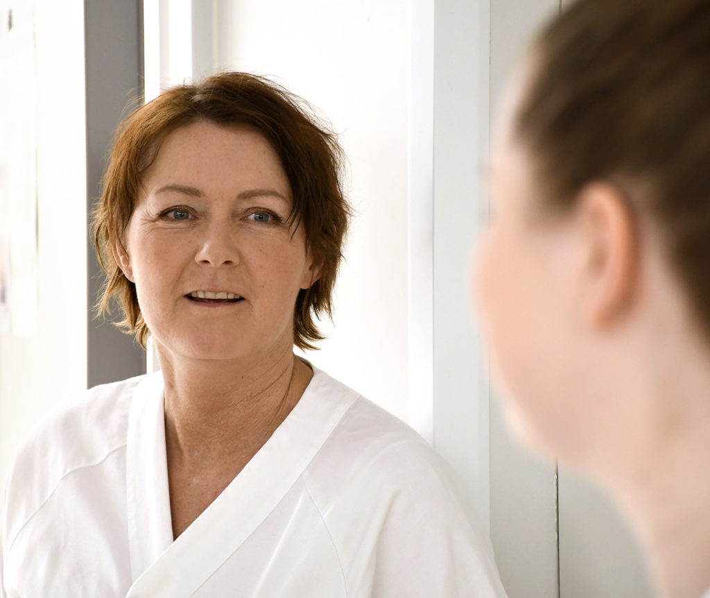 En kvinne som snakker med en mann