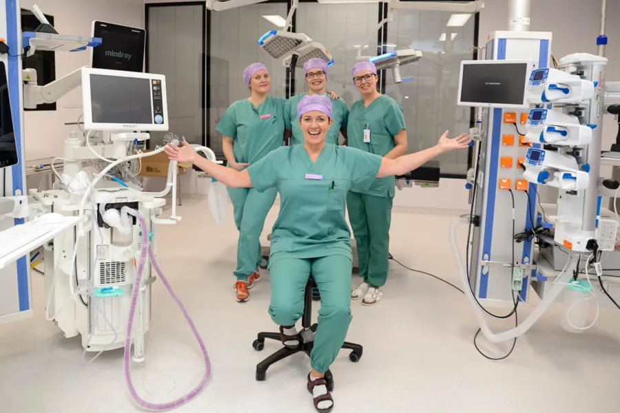 En gruppe medisinsk personell i et rom