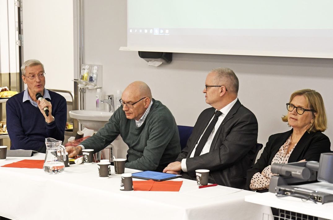 En gruppe mennesker som sitter ved et bord