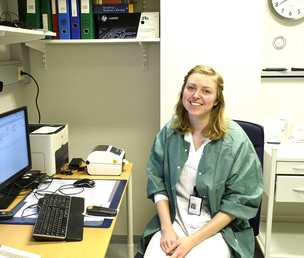 En person som sitter ved et skrivebord