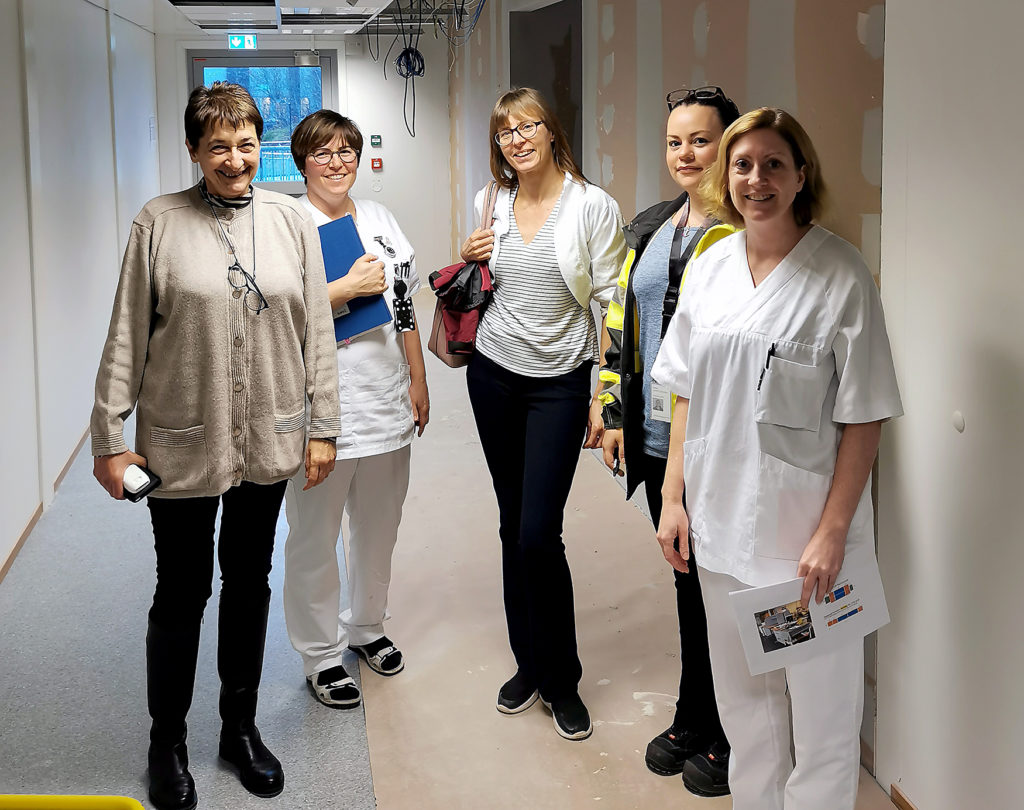 En gruppe kvinner som poserer for et bilde