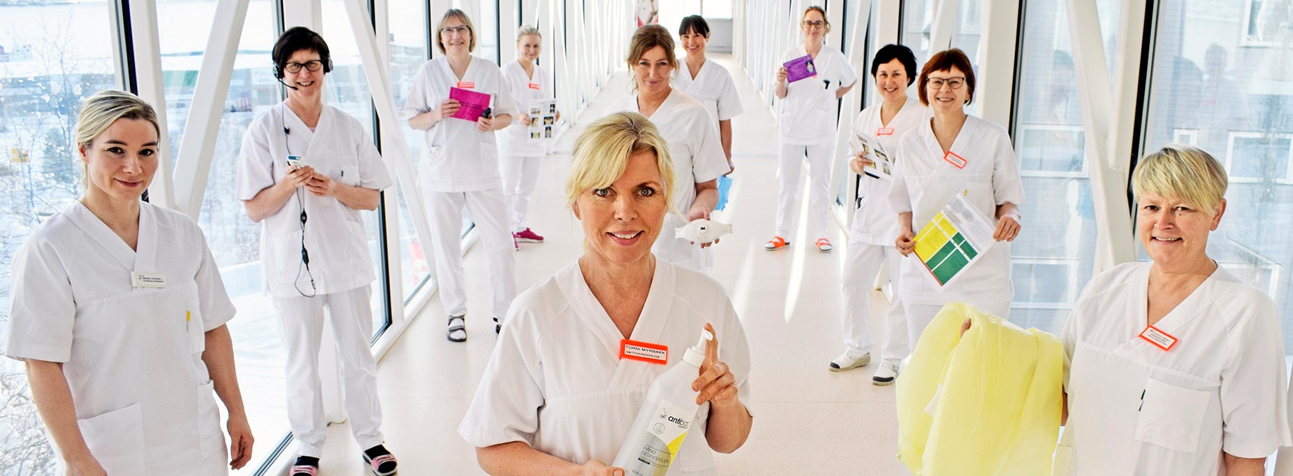 En gruppe kvinner i hvite laboratoriefrakker