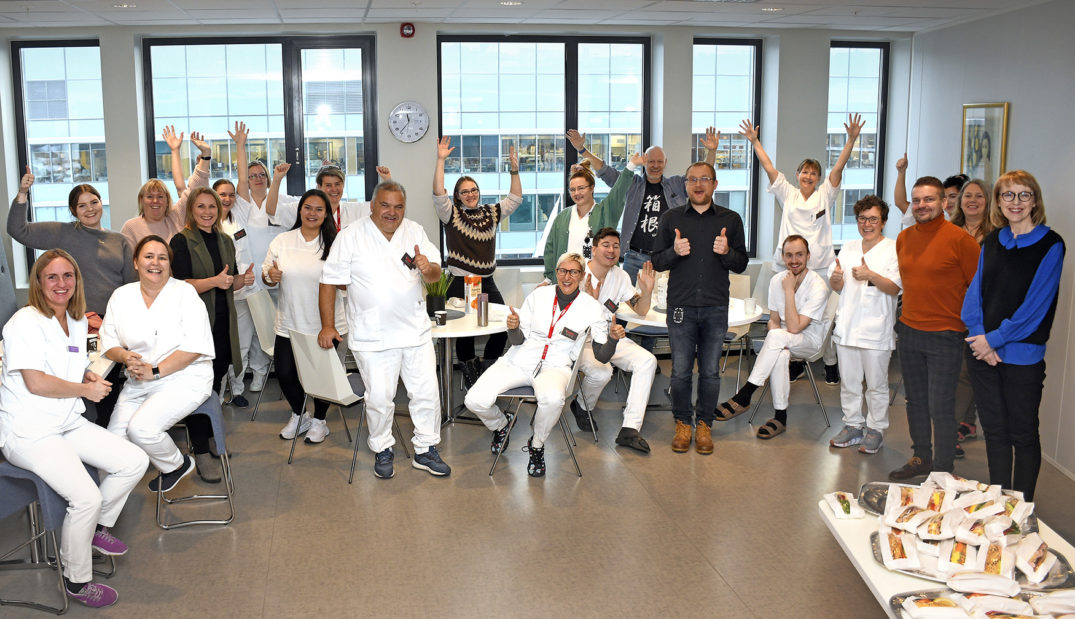 En gruppe mennesker som poserer for et bilde