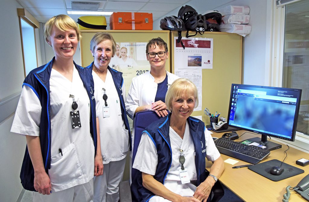 En gruppe mennesker i laboratoriefrakker