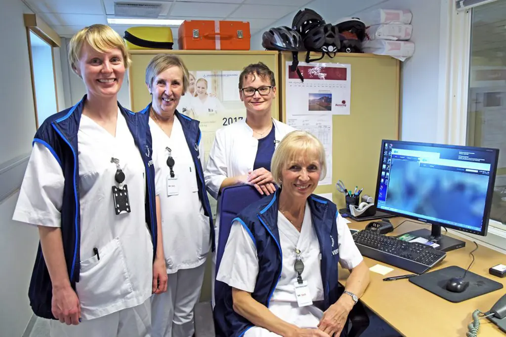 En gruppe mennesker i laboratoriefrakker