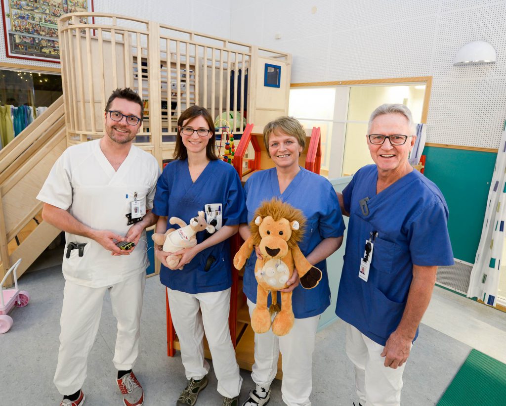 En gruppe mennesker som poserer med en hund