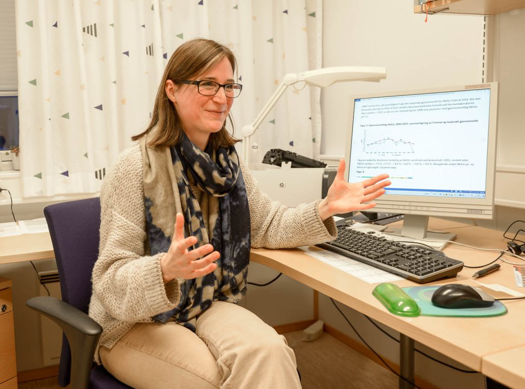 En kvinne som sitter ved et skrivebord