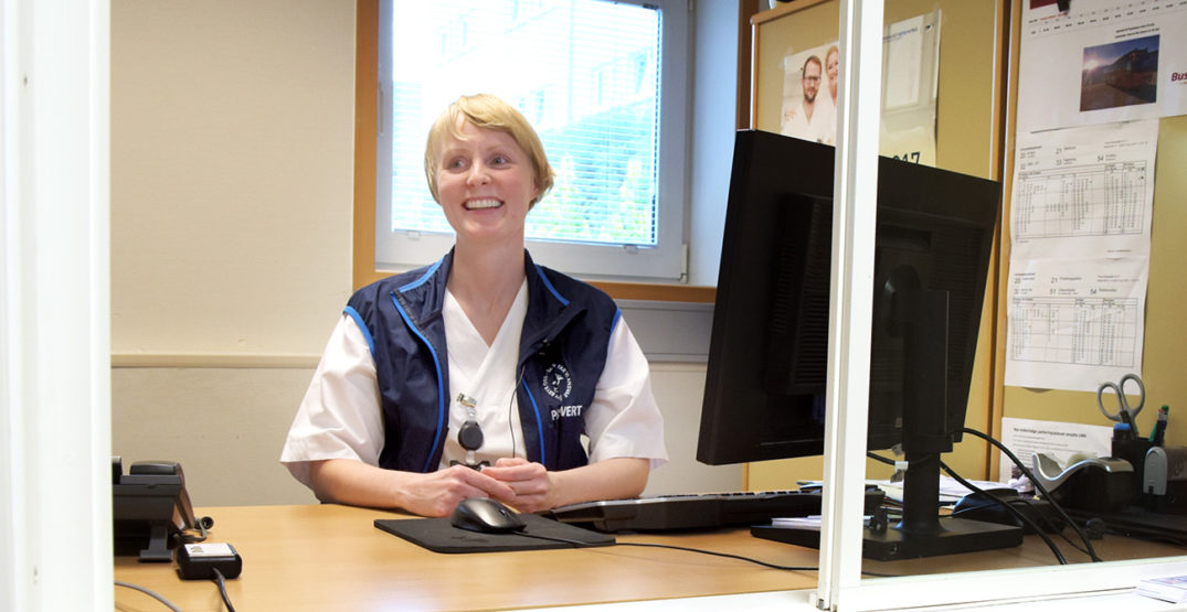 En person som sitter ved et skrivebord