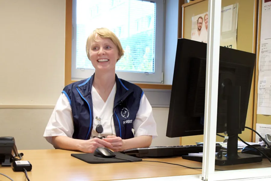 En person som sitter ved et skrivebord