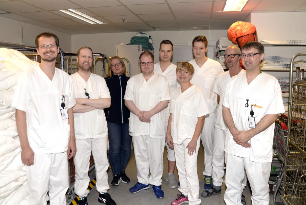 En gruppe mennesker i hvite uniformer