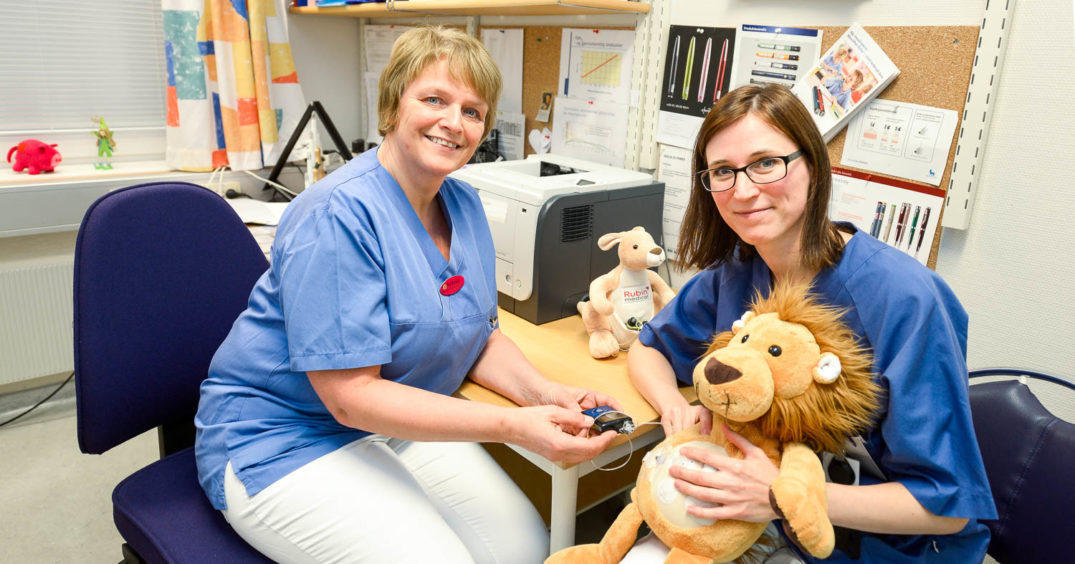 En mann og en kvinne som holder kosedyr