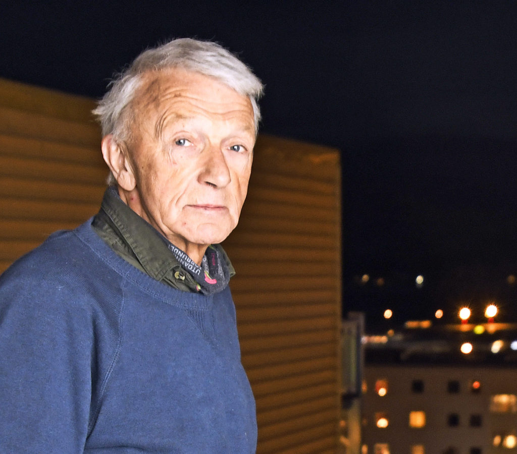 En mann med grått hår