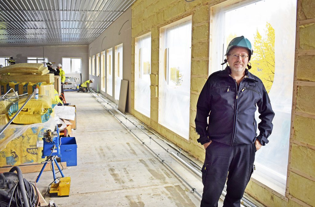 En person som står i et rom