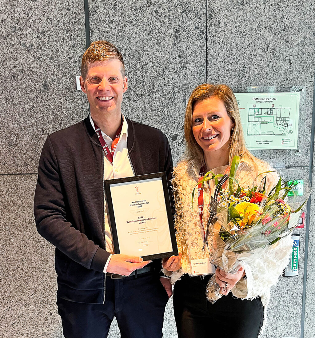 To personer med pris og blomster i hendene