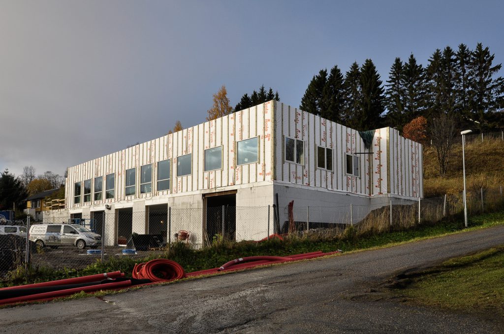 En hvit bygning med røde kanter