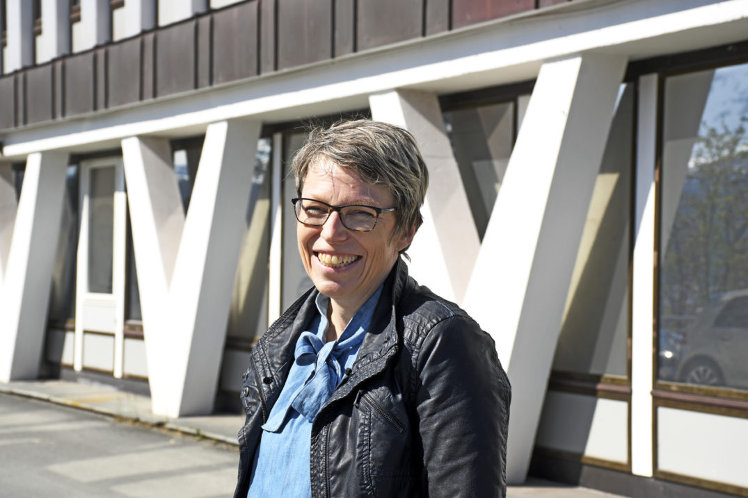 Vibeke Haukland har alltid vært engasjert og har hatt lyst til å gjøre en forskjell. Nå har hun virkelig sjansen til det, som ny driftsleder ved UNN Narvik. Den nye lederens initial er en del av konstruksjonen rundt hele det gamle sykehuset. Foto: Rune Stoltz Bertinussen, Krysspress