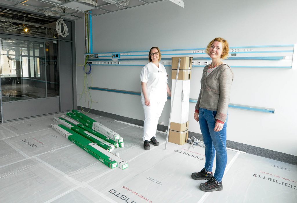 Kvinner som står i et rom