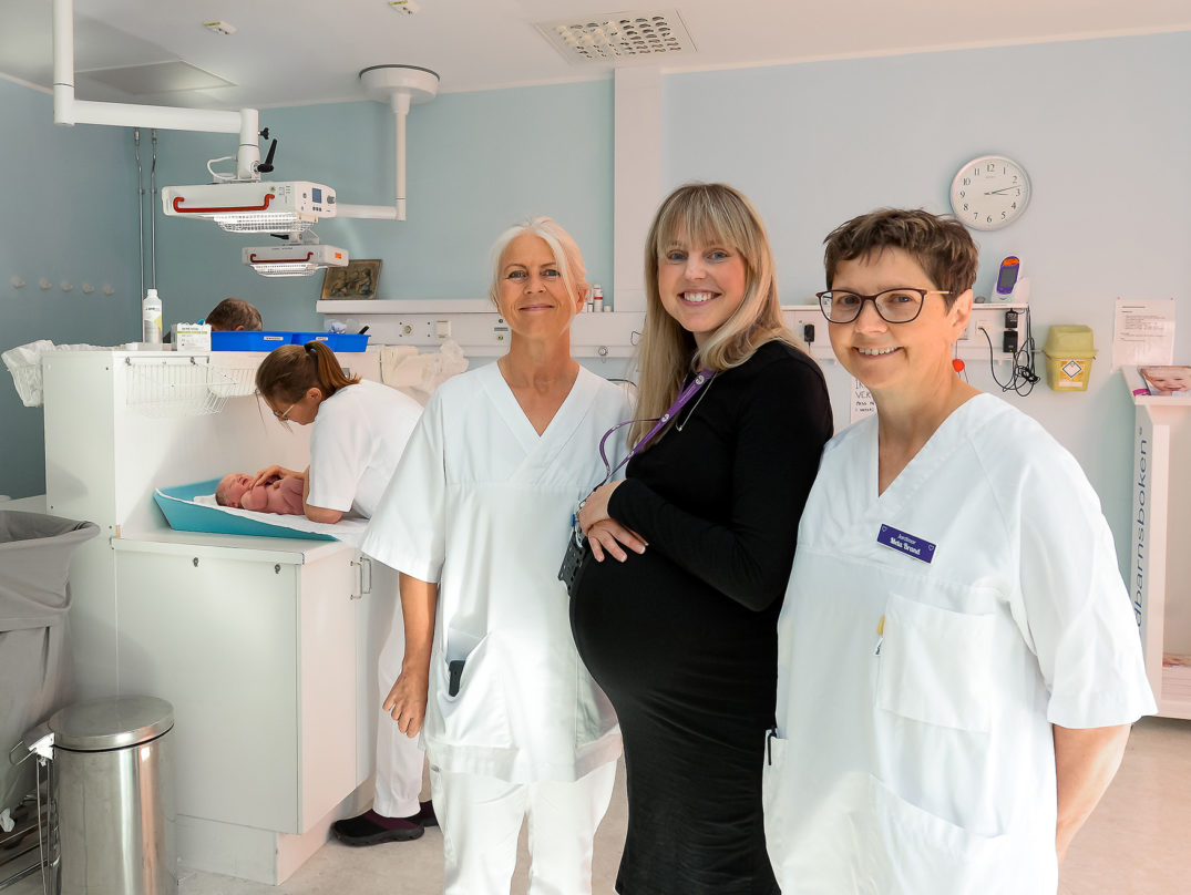 En gruppe mennesker i et rom