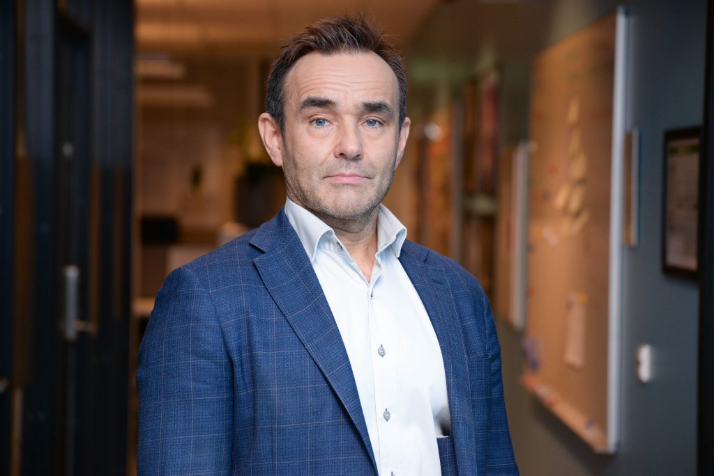 En mann i blå skjorte