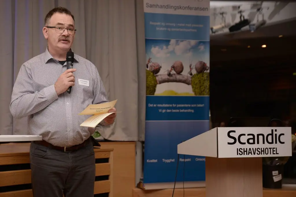 En person som snakker inn i en mikrofon