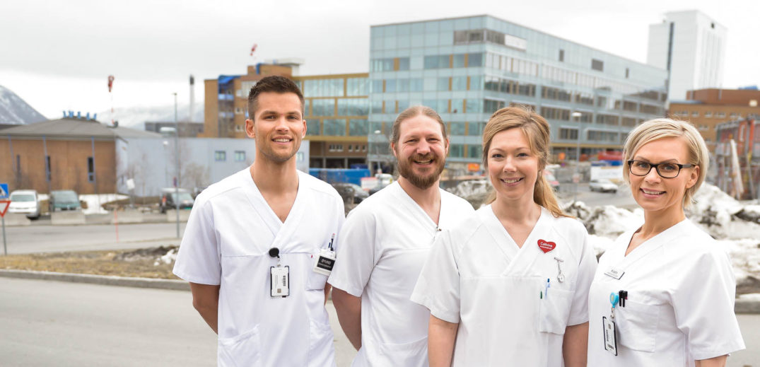 En gruppe mennesker som poserer for et bilde