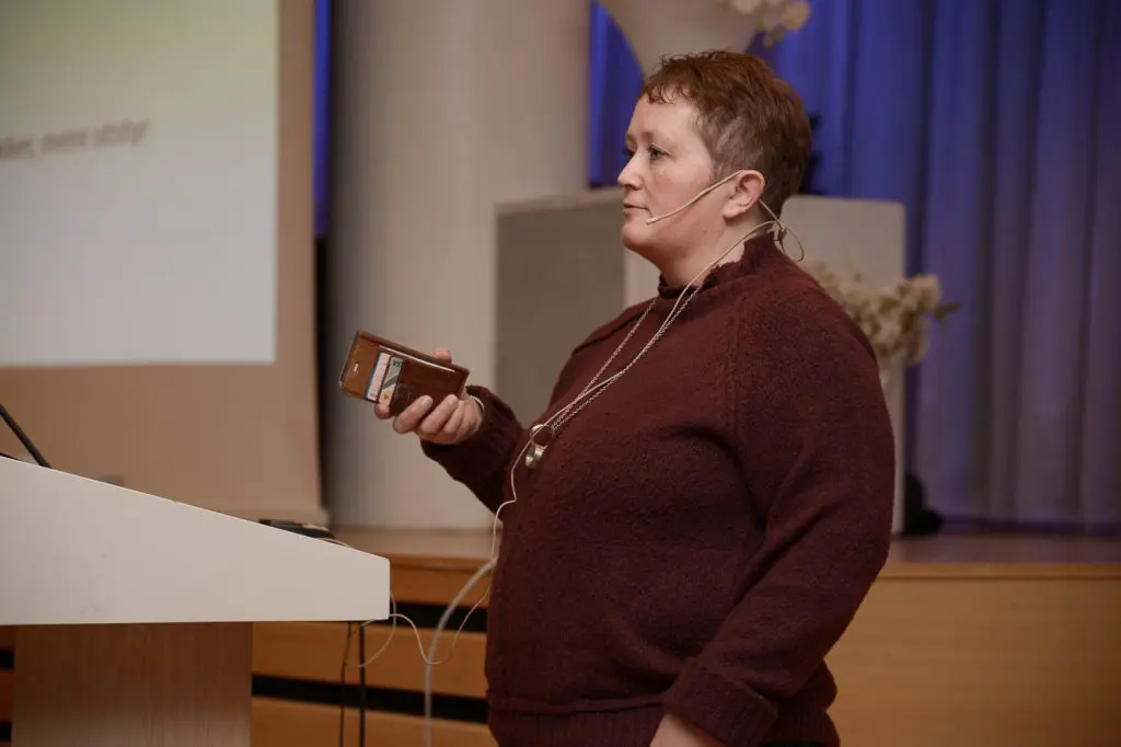 En person som holder en bok