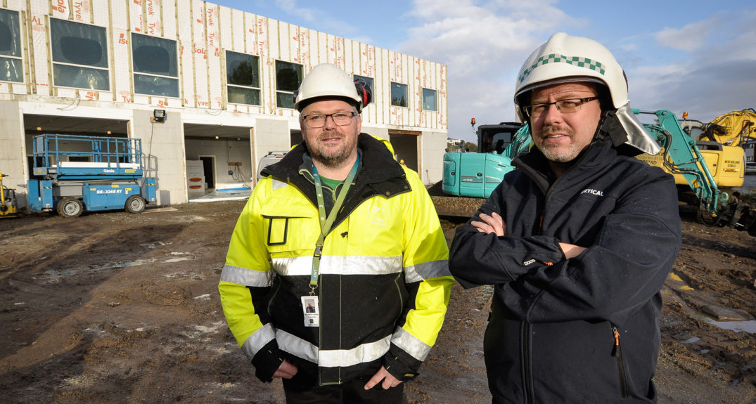 Noen få menn med hjelm