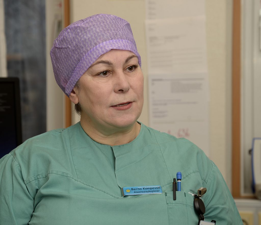 En person med lilla hatt