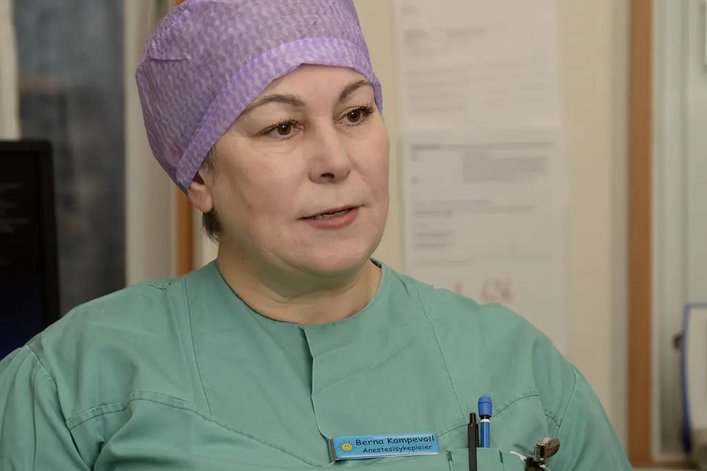 En person med lilla hatt