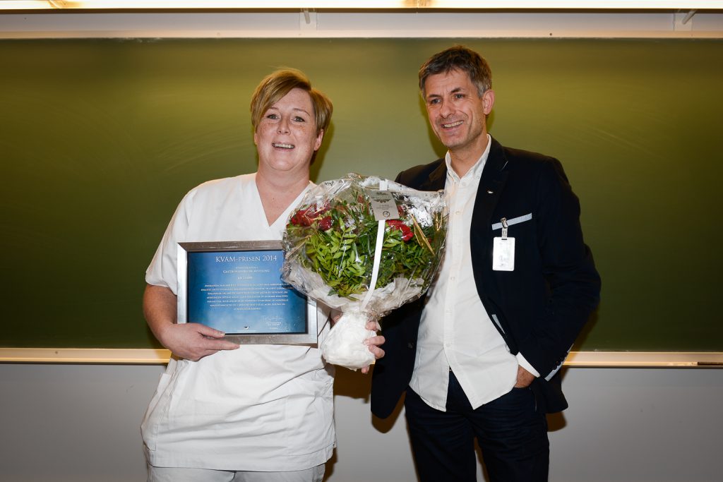 Gro Jensen mottok KVAM-prisen ved UNN for 2014. Her sammen med direktør Tor Ingebrigtsen. Foto: Jan Fredrik Frantzen