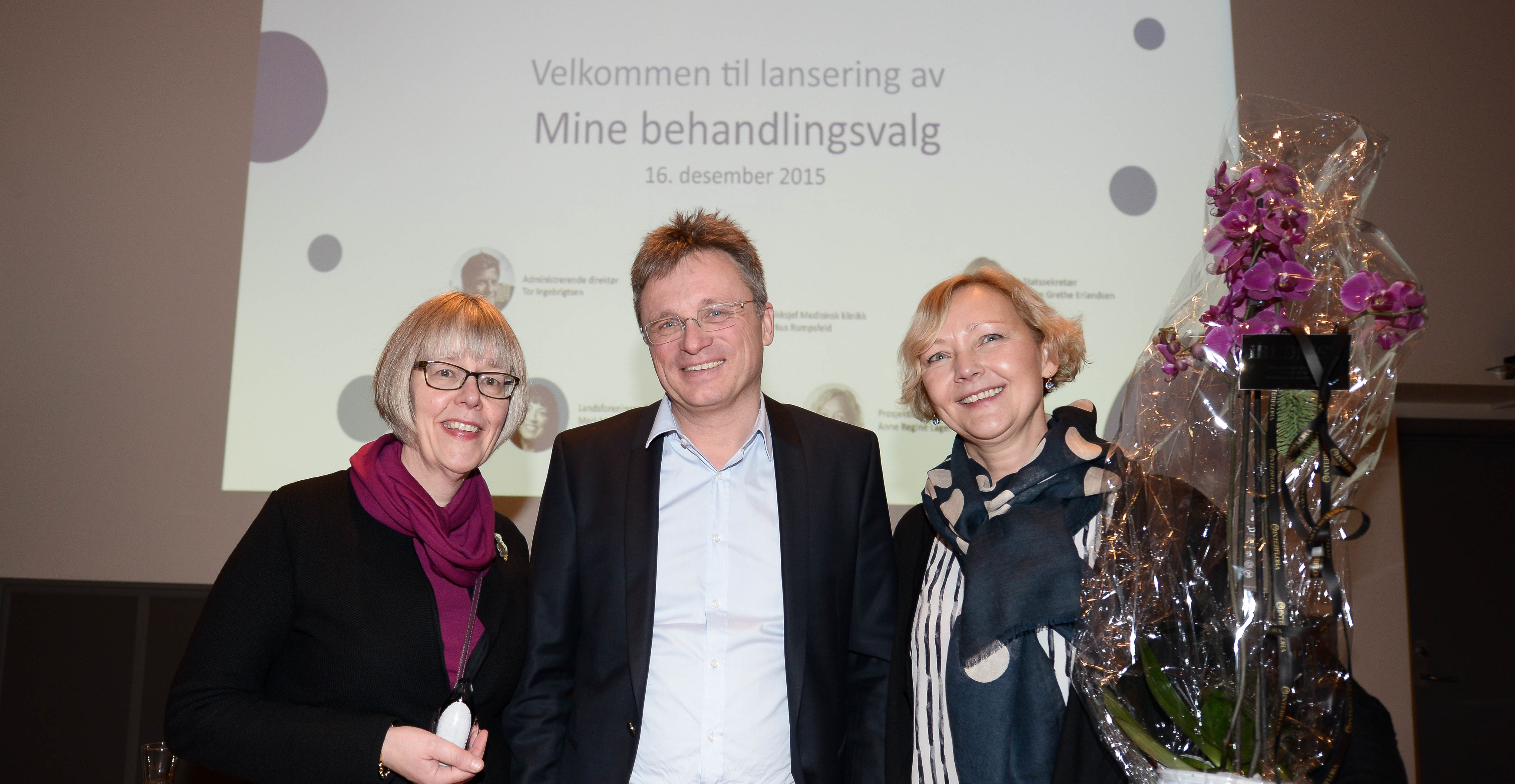 En gruppe mennesker som poserer for et bilde