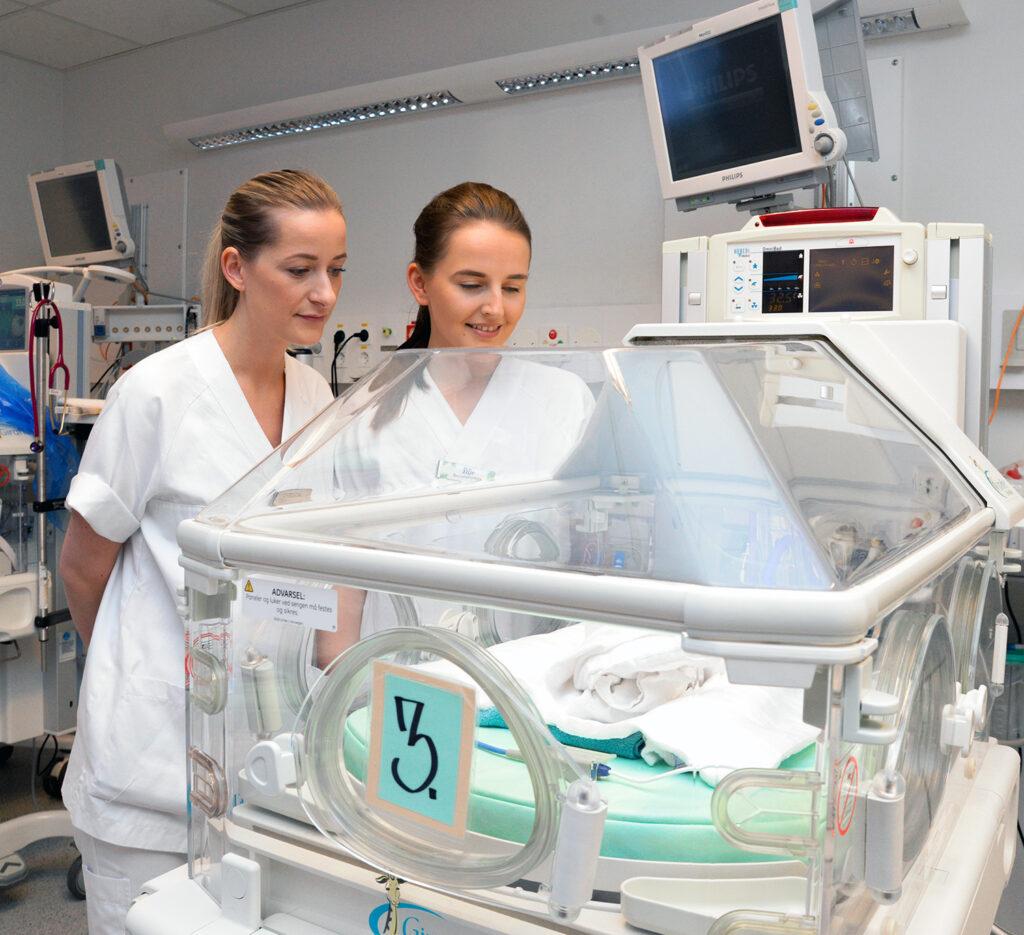 Et par kvinner på et sykehusrom