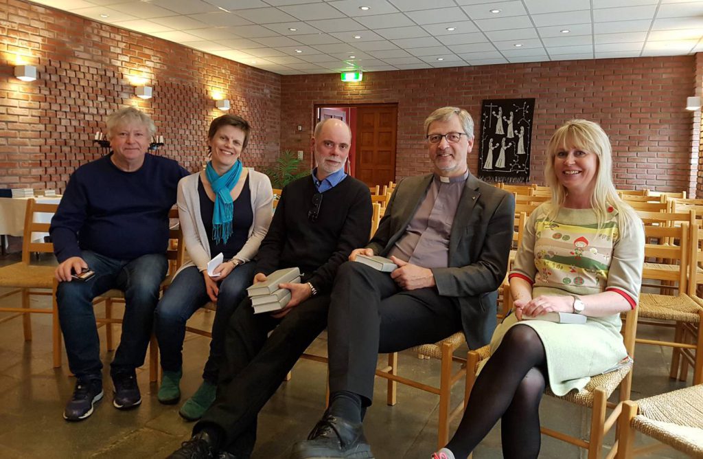 En gruppe mennesker som sitter i stoler