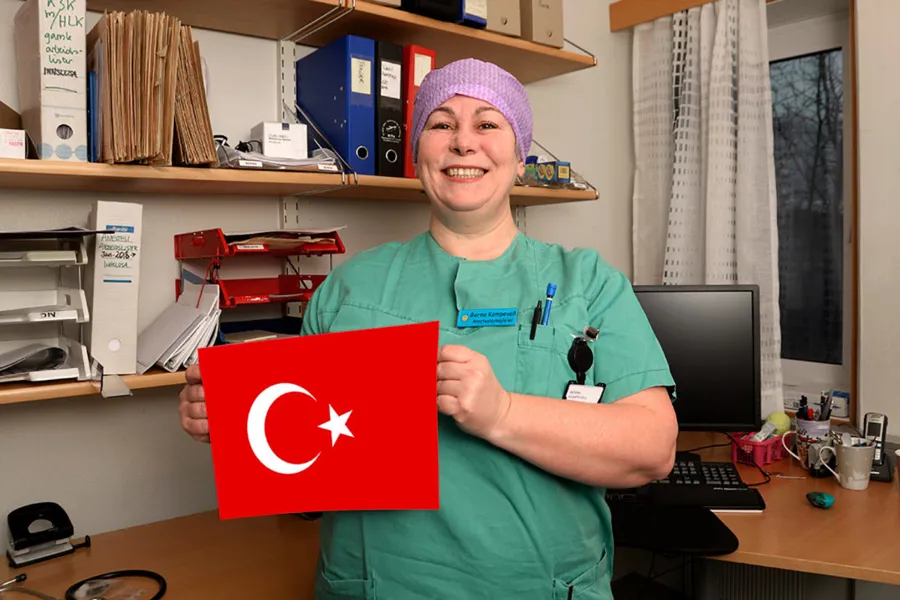 En person som holder en rød boks