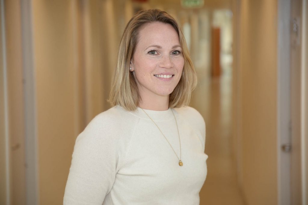 En kvinne iført hvit skjorte