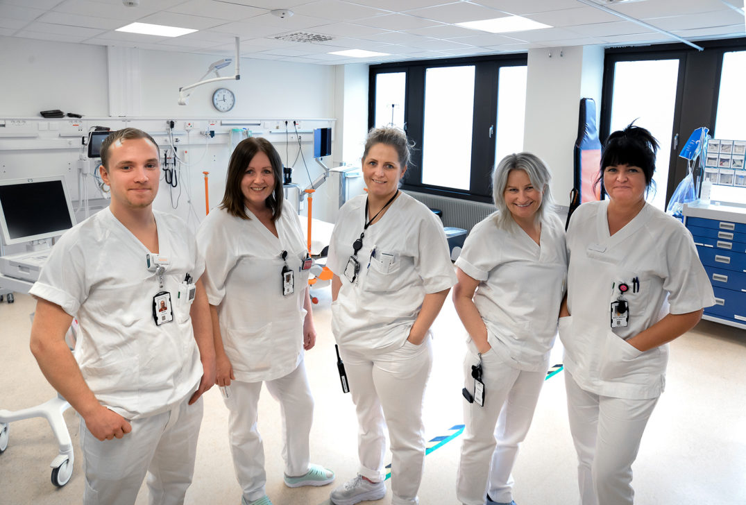 En gruppe kvinner i hvite uniformer