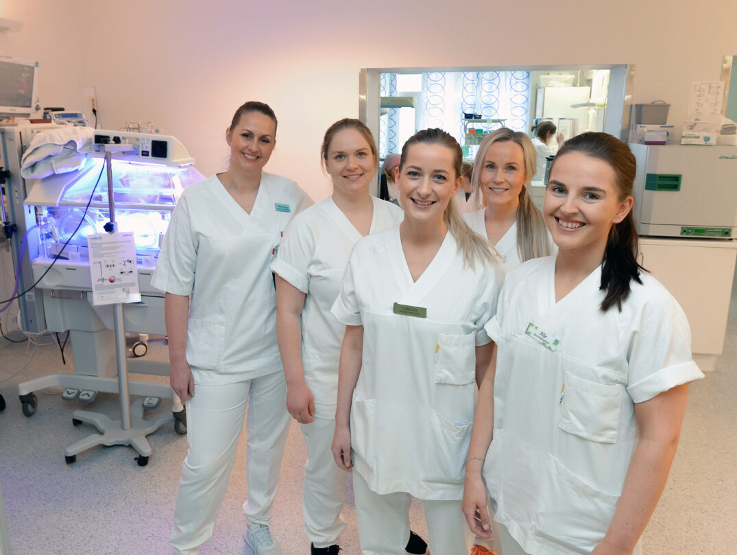 En gruppe mennesker iført hvite laboratoriefrakker