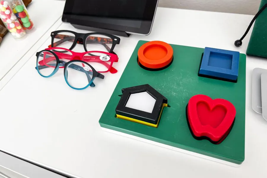 Et bord med briller og andre nyttige remedier for synspedagoger