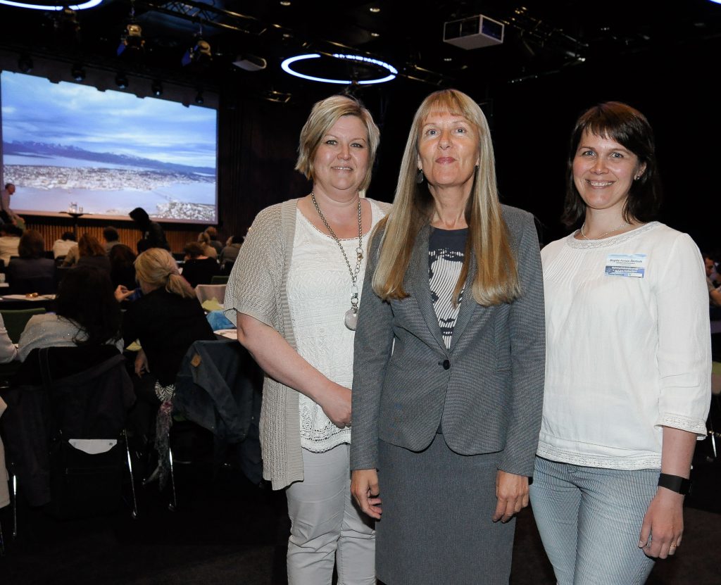 En gruppe kvinner som poserer for et bilde