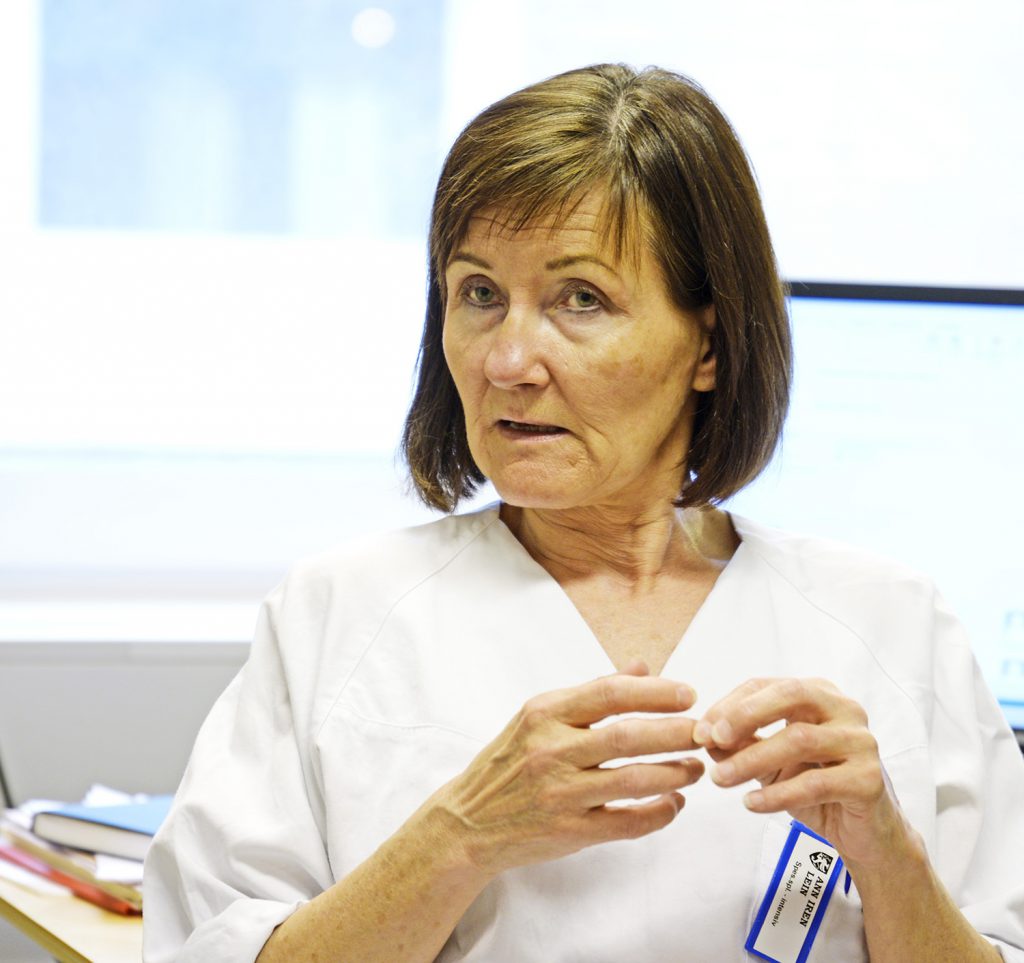 En person i hvit skjorte