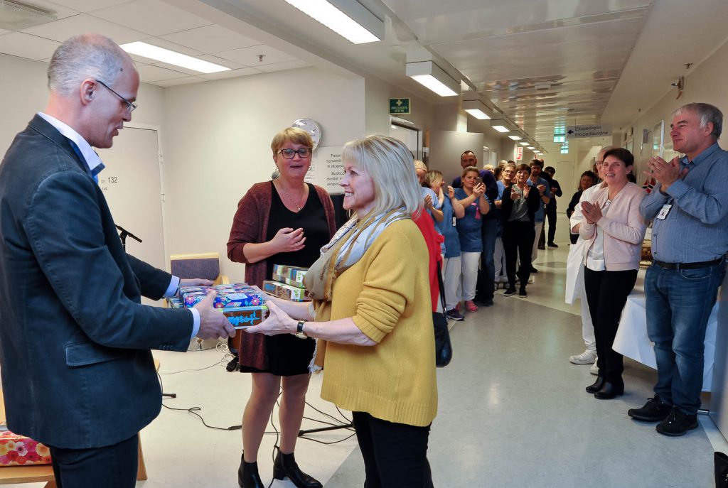 En gruppe mennesker i et rom