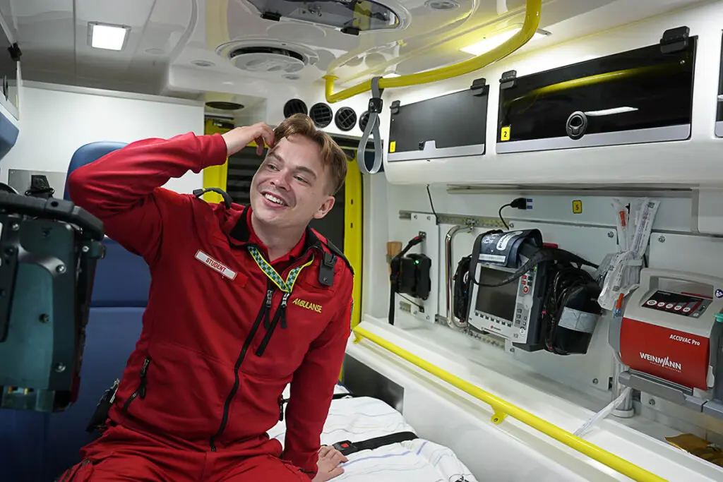 Paramedisiner Benjamin i ambulansen