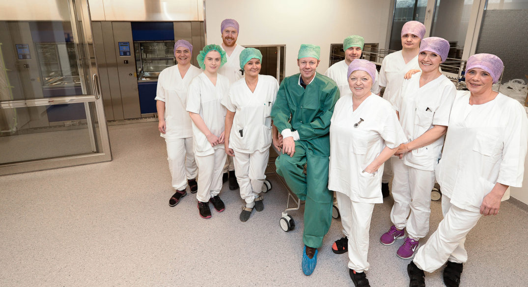 En gruppe mennesker i kirurgiske uniformer