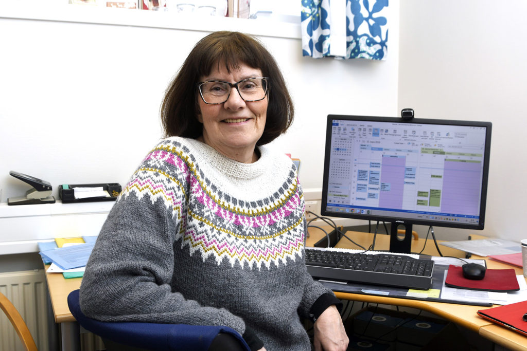 En person som sitter ved et skrivebord