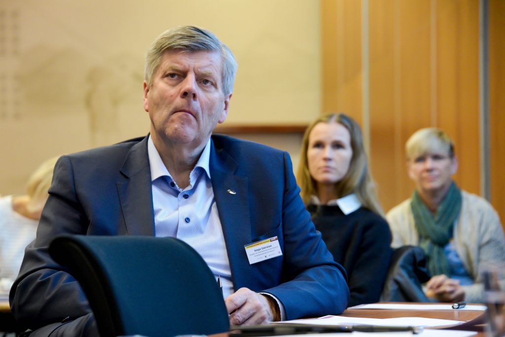 En mann som sitter ved et skrivebord