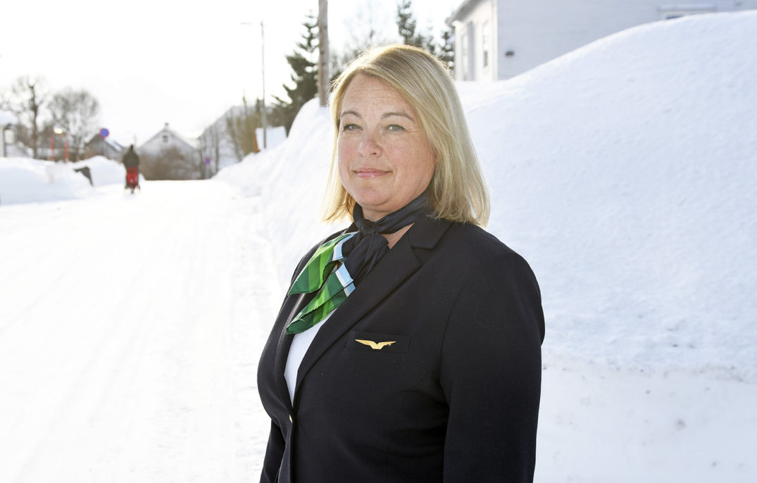 En person som står i snøen