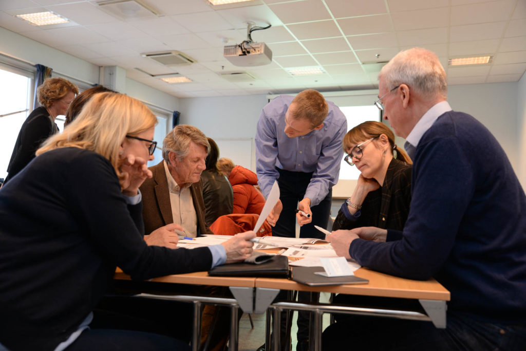 En gruppe mennesker som diskuterer noe